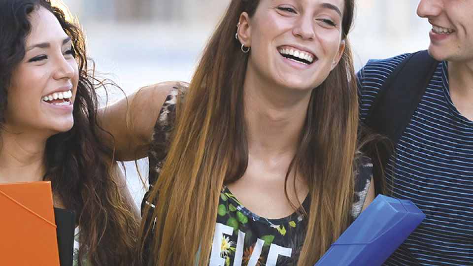 Foto di tre adolescenti sorridenti