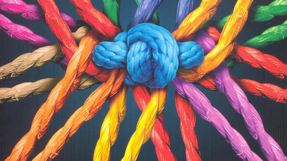 Foto di corde colorate che al centro formano un nodo