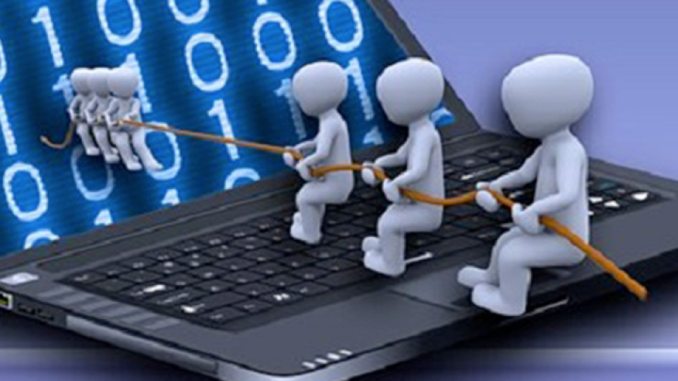 Immagine con omini che escono da un computer