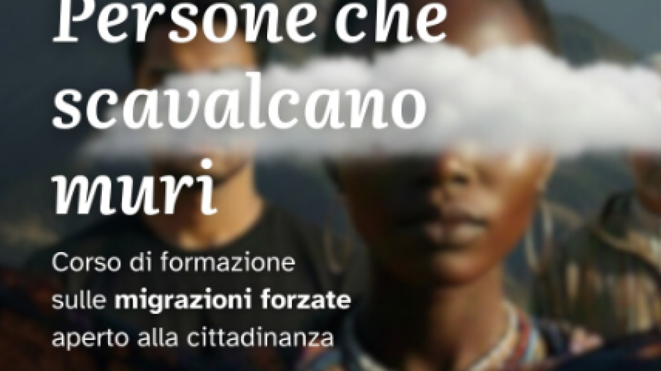 Persone che scavalcano muri