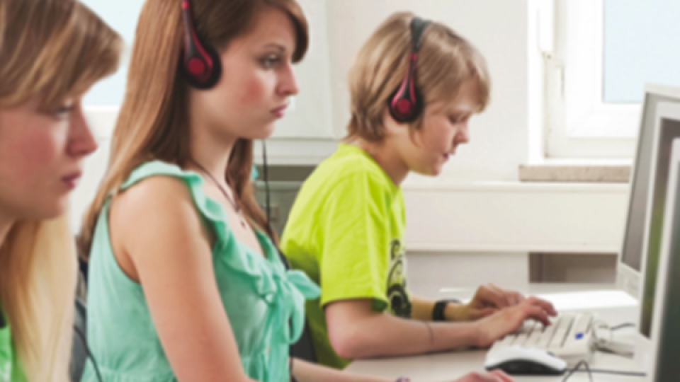Foto con tre ragazzi che studiano al computer